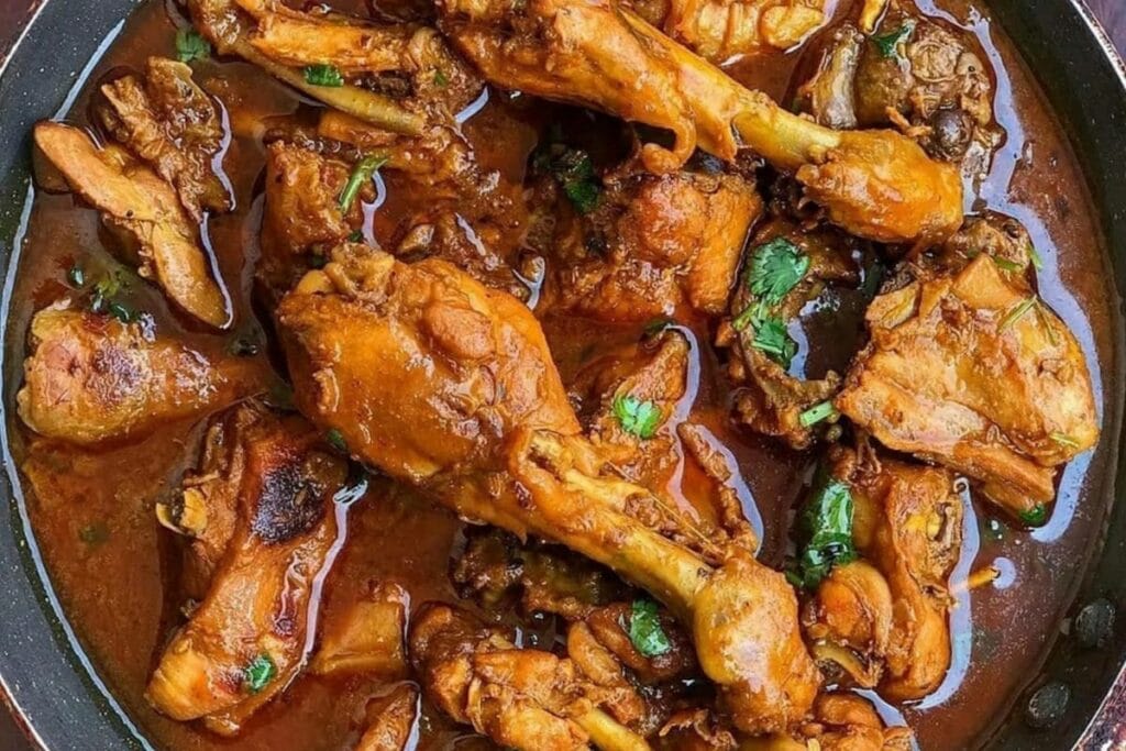 मॅरिनेट केलेलं चिकन ग्रेवीत टाका